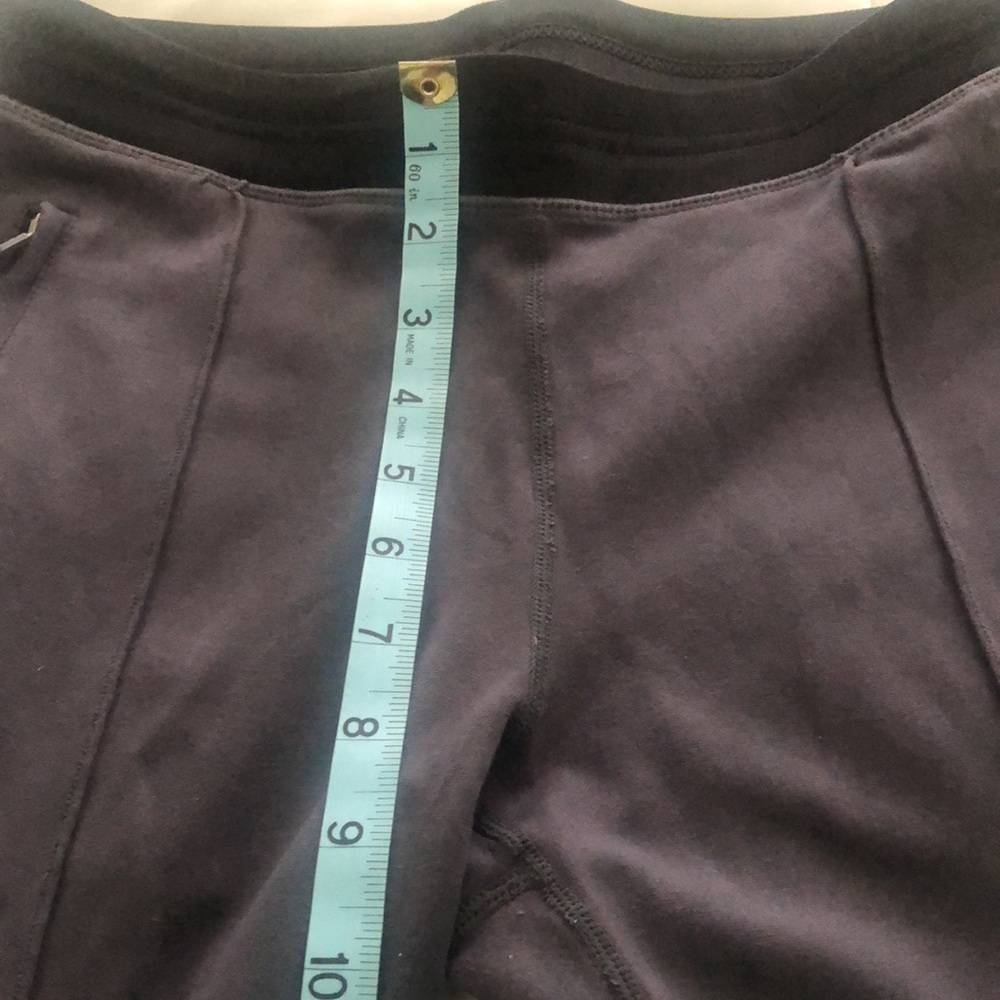 Fabletics leggings in dark gray w black waist 2 front zippers pockets & bottom - Picture 4 of 9